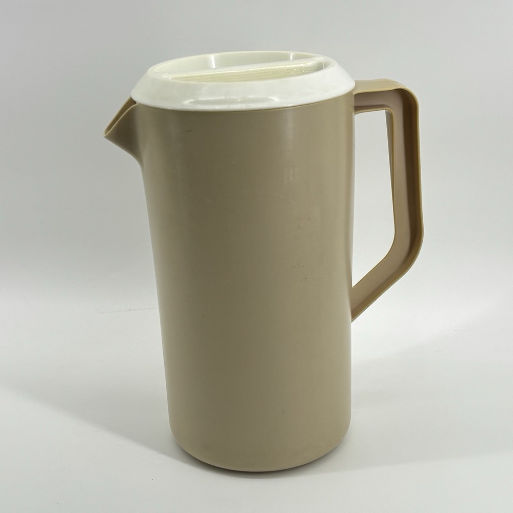 VINTAGE RUBBERMAID 2 1/4 QUART‎ ALMOND PITCHER W/WHITE LID #2445
